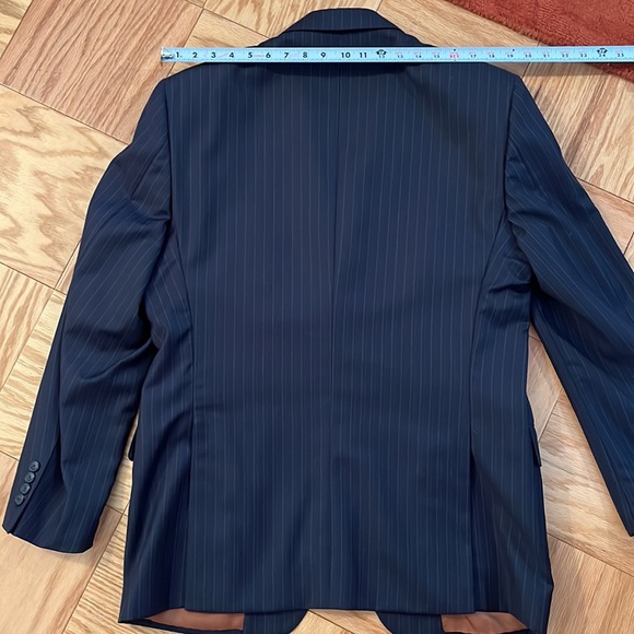 Jos A Bank (Joseph collection), 3 piece suit. Navy pinstripe. Size 42R - Picture 6 of 11